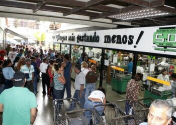 Al conocerse que se venderían dos paquetes de harina y dos envases de aceite por persona, más gente empezó a acercarse