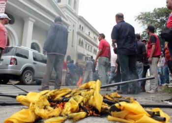 Oficialistas quemaron banderas de Primero Justicia