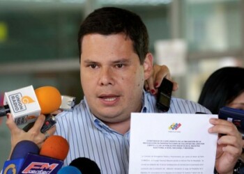 La Mesa de la Unidad Democrática (MUD) recibió en horas del mediodía la constancia de aprobación del 1% de las firmas