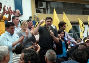 Alcalde Carlos Ocariz encabezó la manifestación frente al CNE.