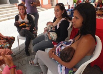Promueven con el ejemplo la lactancia materna.