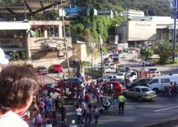 La protesta obstaculizó el paso por la vía expresa en ambas direcciones y causó una larga cola en dirección a San Antonio de Los Altos