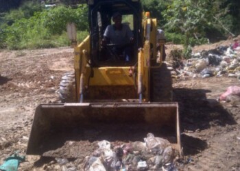 Exhortan a los habitantes a depositar la basura en los contenedores.