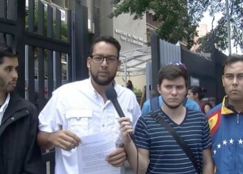 Los jóvenes vivieron una tensa situación, al verse rodeados por por personas no simpatizantes con la causa.