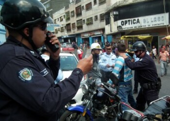 Funcionarios de Polimiranda verifican a motorizados en las adyacencias de la calle Miquilén