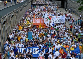 Miles de manifestantes asisten a la Toma de Caracas
