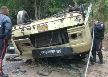 El autobús quedó prácticamente inservible luego de la gran caída
