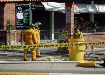 Bomberos clausuraron la vía para trabajar en la remoción del líquido inflamable