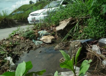 Aguas negras han agrietado la carretera principal de la comunidad