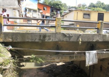 El puente requiere ser atendido ante un posible colapso