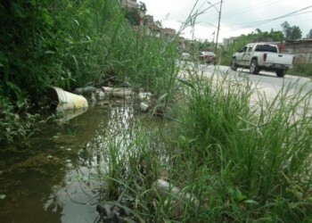 Agua estancada mantiene contaminada la zona