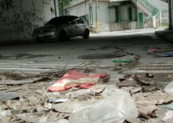 Desechos colapsan contenedores del barrio La Cruz