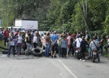 Con cauchos trancaron la vía principal para repudiar el aumento del pasaje