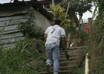 Piden pasamanos en escaleras