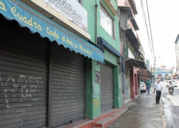Vendedores se marcharon a sus casas tras cierre de la vialidad. ARCHIVO