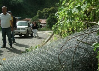 Choros dejaron las mallas tiradas en plena calle para darse a la fuga