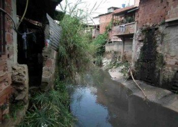 Las fuertes precipitaciones elevaron el nivel de la quebrada e inundaron las casas edificadas a un costado