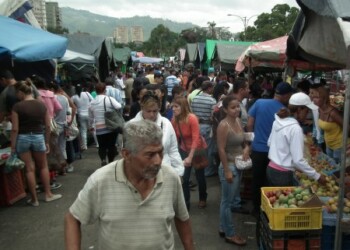Mucha gente pero poca compra se observa en los tarantines de la antigua avenida Arvelo.