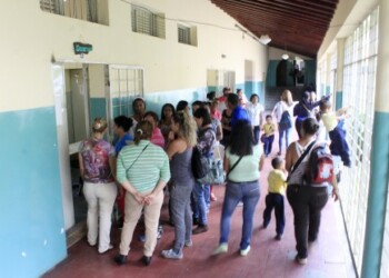 Representantes realizaron cola para inscribir a sus muchachos