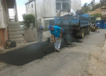 Continúan labores de asfaltado.