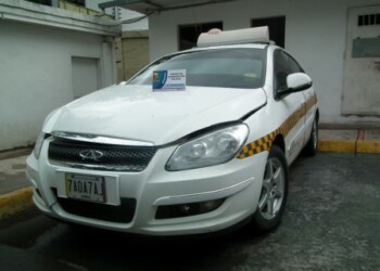 Funcionarios policiales hallaron el carro minutos después de haber sido robado