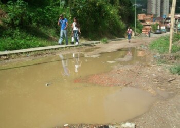 Lugareños deben esquivar charcos cada vez que llueve