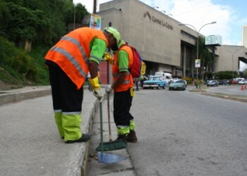 Cuadrillas de la alcaldía limpian la zona de acceso a la urbanización.
