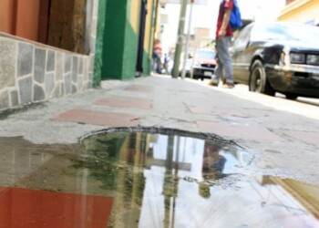 Agua se desperdicia malamente en la calle Sucre