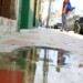 Agua se desperdicia malamente en la calle Sucre