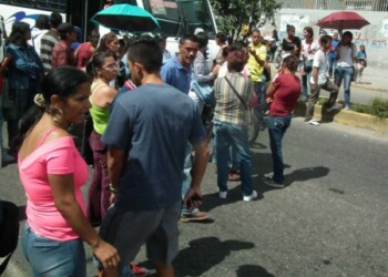 Consumidores abarrotaron pasarela de Carrizal esperando autorización de la GNB