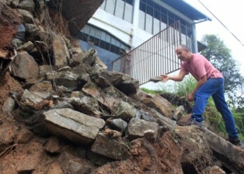 Lugareños intentaron remover talud