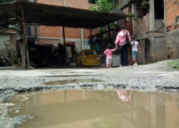 Huecos invaden las calles de la comunidad