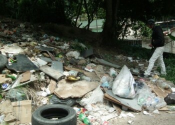 “Montañas” de desperdicios se acumulan a las afueras del terminal