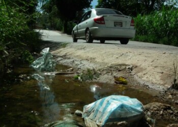 Drenajes se hallan rebosados de basura