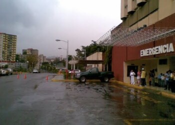 Exteriores del hospital quedaron totalmente a oscuras desde el pasado viernes