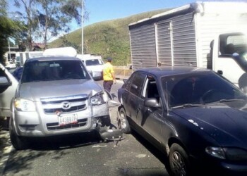 La camioneta impactó en la parte trasera del otro vehículo cuando se disponía a cambiar de canal