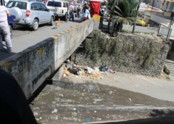 Aguas servidas “recorren” la vía principal