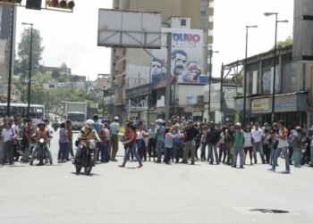 La GN empujó a los manifestante para abrir la vía
