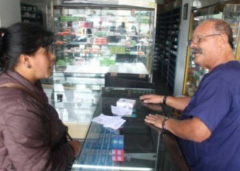 De cada 20 personas que entran a comprar medicinas a una farmacia al menos 18 no consiguen ni una de las que busca