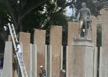 A la estatua se le quitó parte de la pátina que recubría el bronce