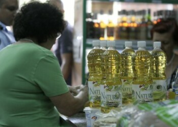 Compradores adquirieron aceite y mantequilla después de realizar la cola