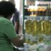 Compradores adquirieron aceite y mantequilla después de realizar la cola