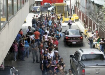 Consumidores se quedan en las inmediaciones de los establecimientos dentro de autos o en lugares cercanos