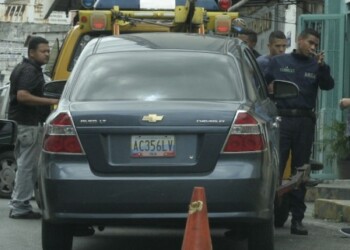 En la calle no hay ninguna señal que prohíba estacionarse