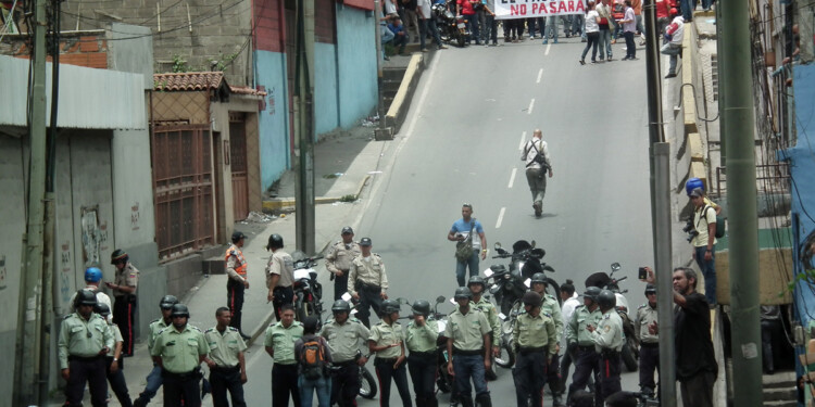 Con un piquete de la GNB se impidió que oficialistas y opositores se encontraran en la calle Miranda.