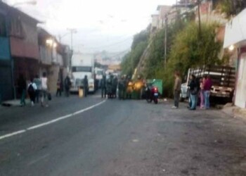 Trancaron el paso en los dos canales de la vía