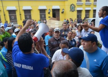 Manifestantes pidieron a la diputada Aurora Morales dar la cara y actuar en nombre de los mirandinos