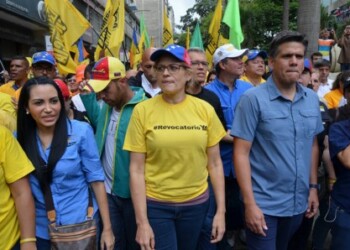 Adriana D Elia junto a la diputada Delsa Solórzano y Rafael Guzmán durante el recorrido