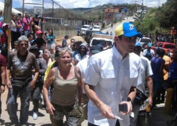 Capriles hizo entrega de implementos deportivos a residentes de Colinas del Paso