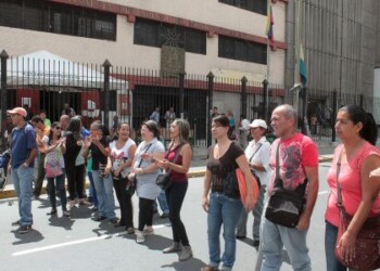 Trancaron por 30 minutos la avenida Bolívar de Los Teques exigiendo respuesta a la alcaldía.